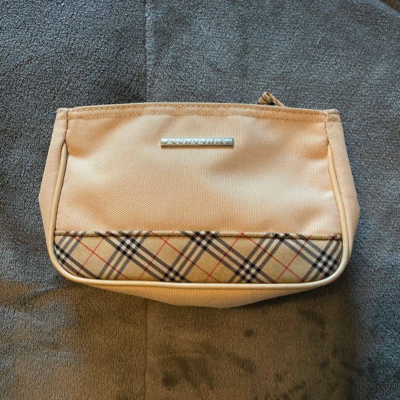 Burberry Preloved pouch excellent condition.. size 6”X 3 1/2” - Picture 2 of 8